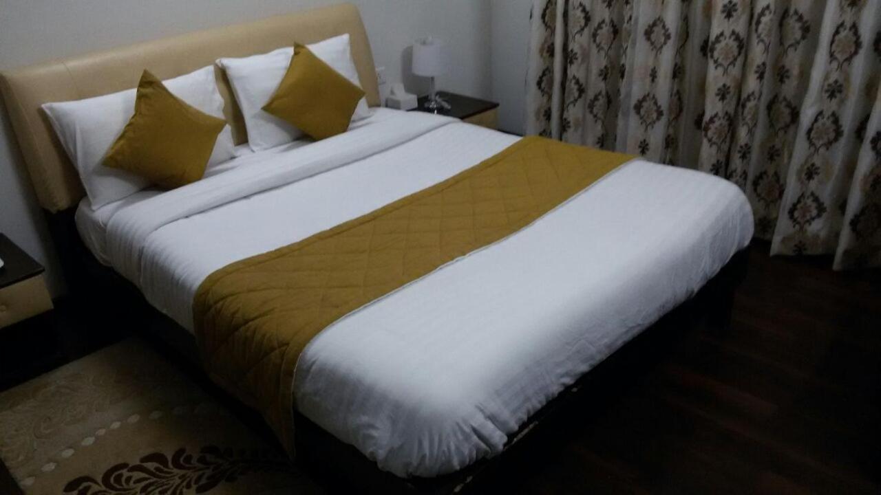 Royal Service Apatment Pimpri-Chinchwad Exteriör bild